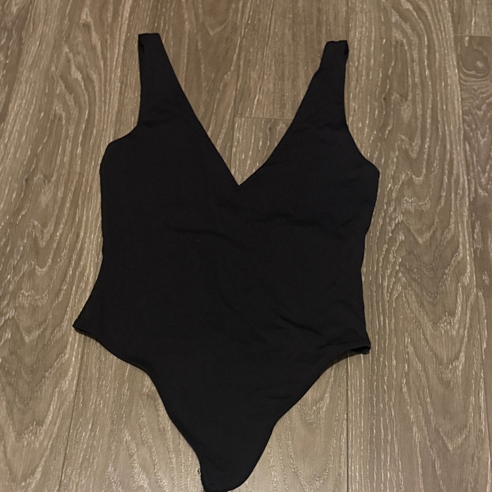 Aritzia - Babaton Black V-Neck Bodysuit